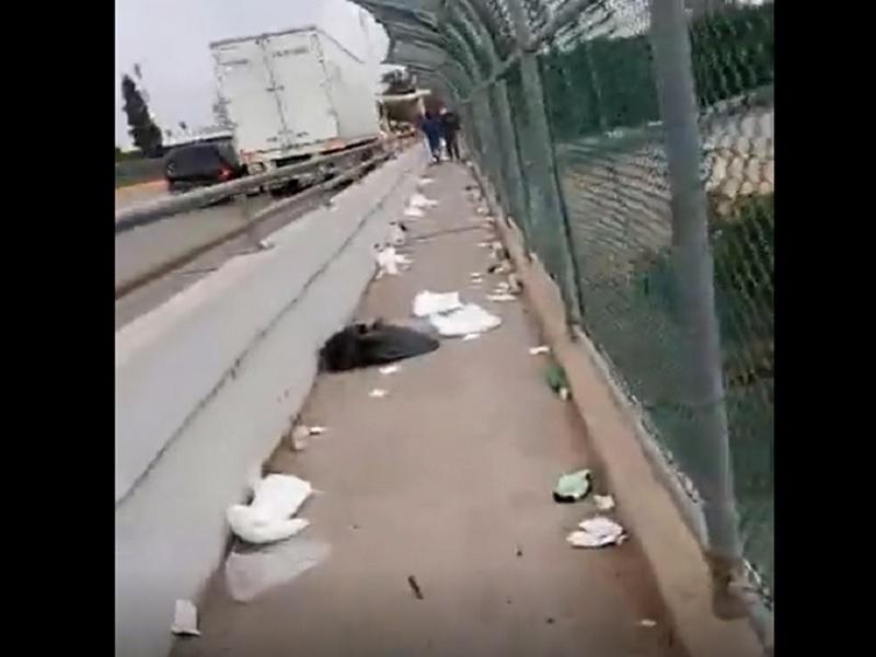 Es un basurero el corredor peatonal del Puente Internacional Dos, pero solo del lado mexicano (video)