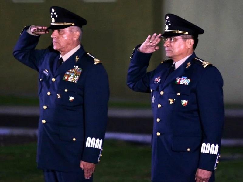 Luis Cresencio Sandoval protegi&oacute; a Cienfuegos en su llegada a M&eacute;xico: despidieron a trabajadores que lo importunaron