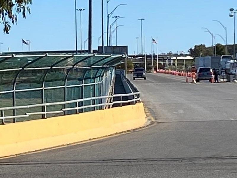 Limpian pasillo peatonal del Puente Dos tras video que evidenciaba basurero