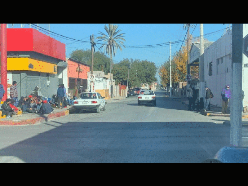 Migrantes deportados abarrotan la central de autobuses de Piedras