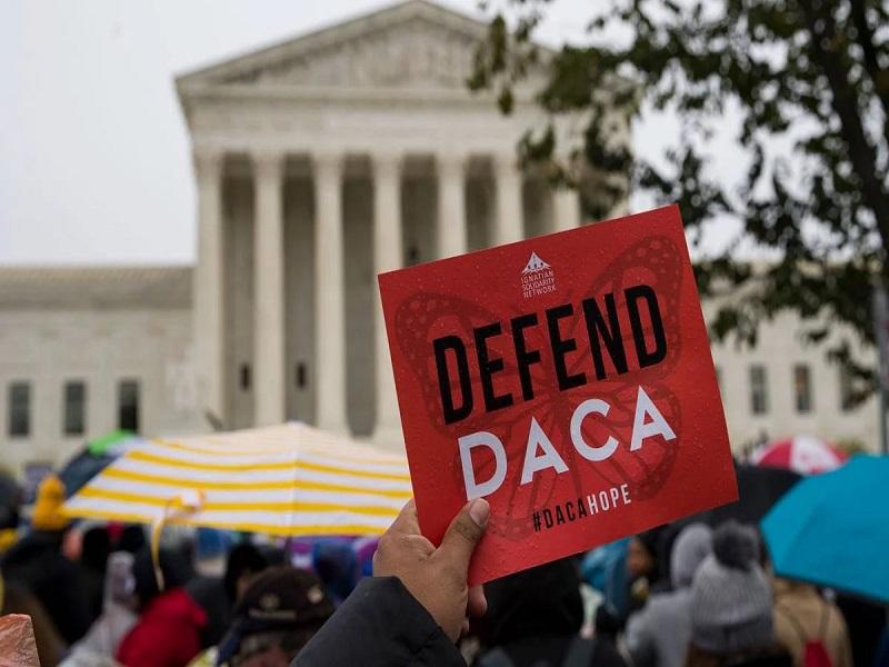 Juez ordena al gobierno de Trump restaurar DACA