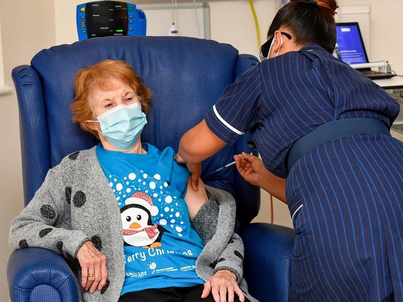 Mujer de 90 a&ntilde;os, la primera en el mundo en recibir la vacuna contra el coronavirus de Pfizer