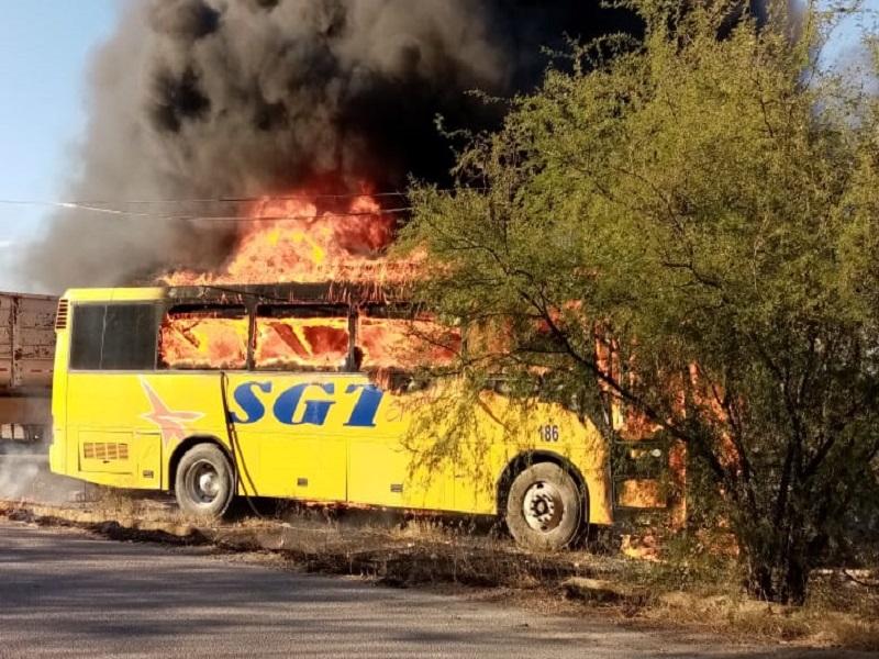 Voraz incendio consume camión de transporte de personal en Piedras Negras