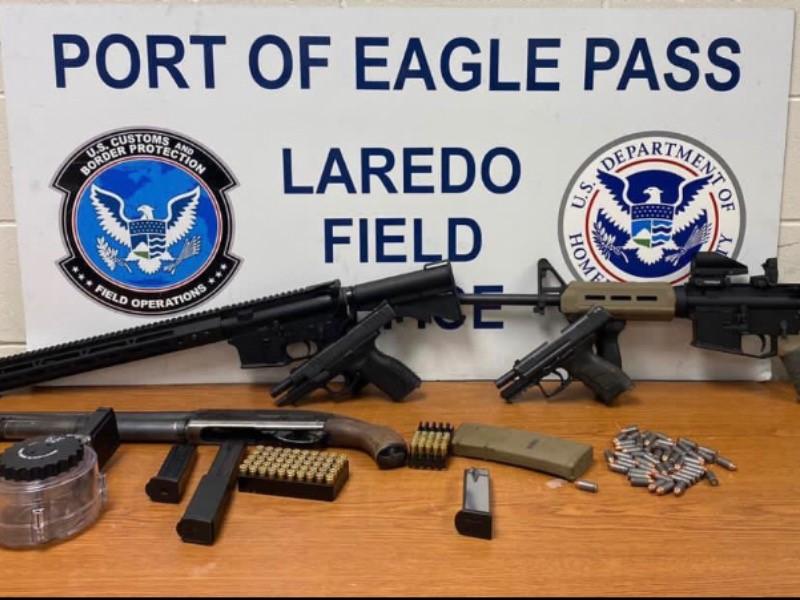 Decomisaron tres rifles de asalto en el Puente Dos de Eagle Pass, iban en un camión turístico 
