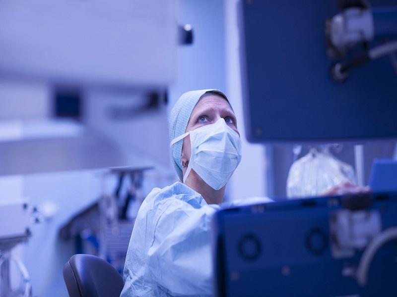 Exhausto personal m&eacute;dico de EU ante ola de hospitalizaciones por COVID-19