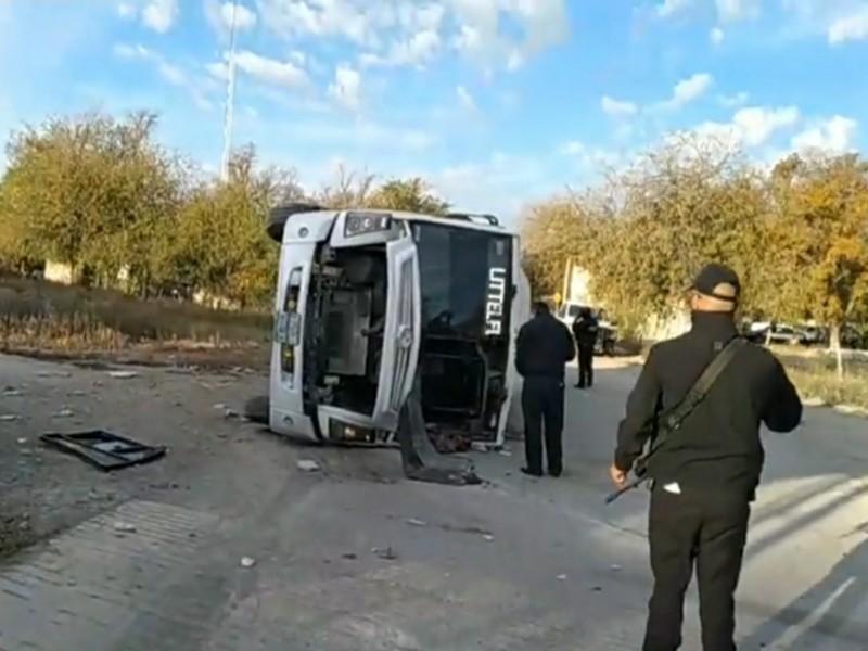 Se le atraviesa al tren un autob&uacute;s con trabajadores en Nava, hay cuatro lesionados 