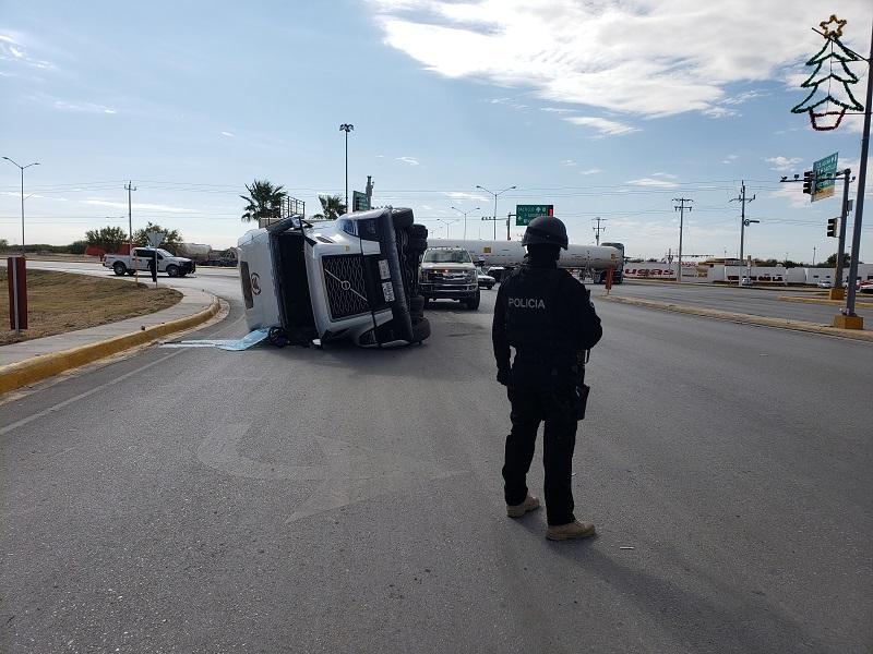 Abandona tráiler tras aparatosa volcadura en bulevar de Piedras Negras