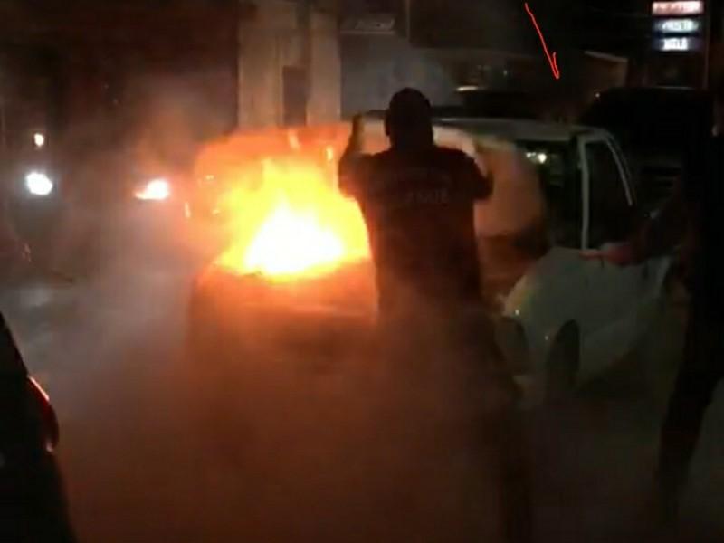 Corto circuito provoca incendio en vehículo estacionado en Allende 
