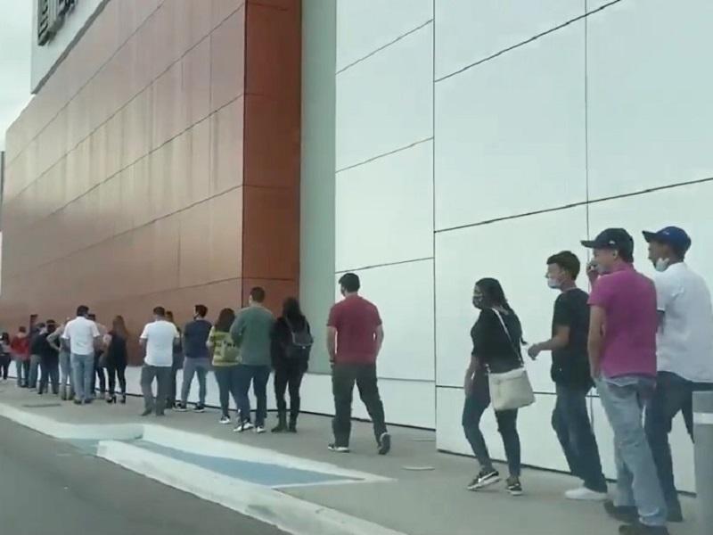 Desaf&igrave;an la pandemia y abarrotan centros comerciales en Saltillo (VIDEO)