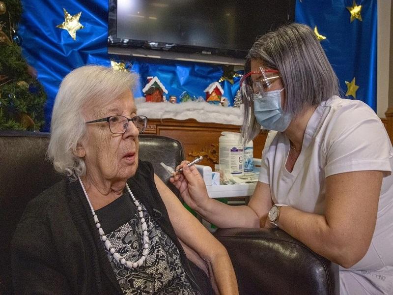 Inicia Canad&aacute; inmunizaci&oacute;n contra el COVID-19 a personal m&eacute;dico y adultos mayores