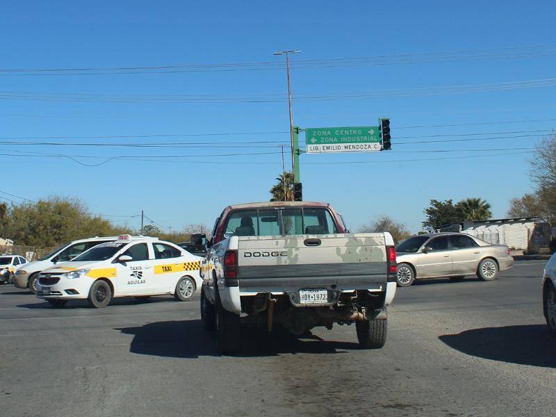 Medio Acu&ntilde;a se queda sin luz, se desata caos vehicular por falta de sem&aacute;foros