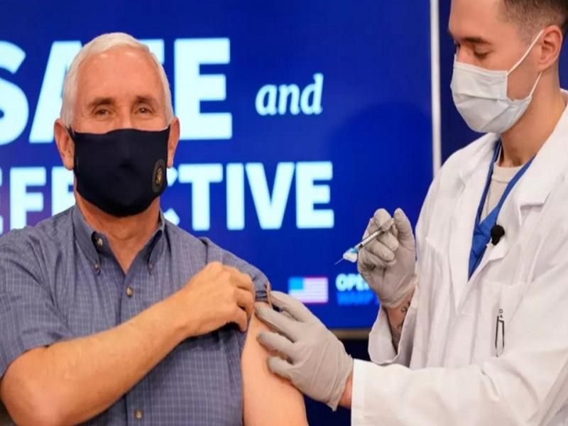 Mike Pence, vicepresidente saliente de EU, recibe la vacuna contra el COVID-19