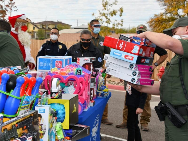 Agencias de la ley en Eagle Pass reunieron cientos de juguetes para repartir a niños de bajos recursos