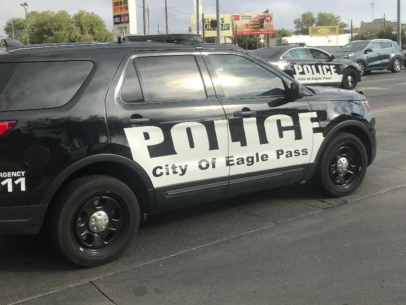 Se incrementan en Eagle Pass los casos de jóvenes que juegan carreras de autos en la vía pública