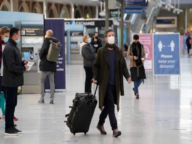 Varios pa&iacute;ses suspenden vuelos procedentes de Reino Unido por nueva cepa de COVID-19