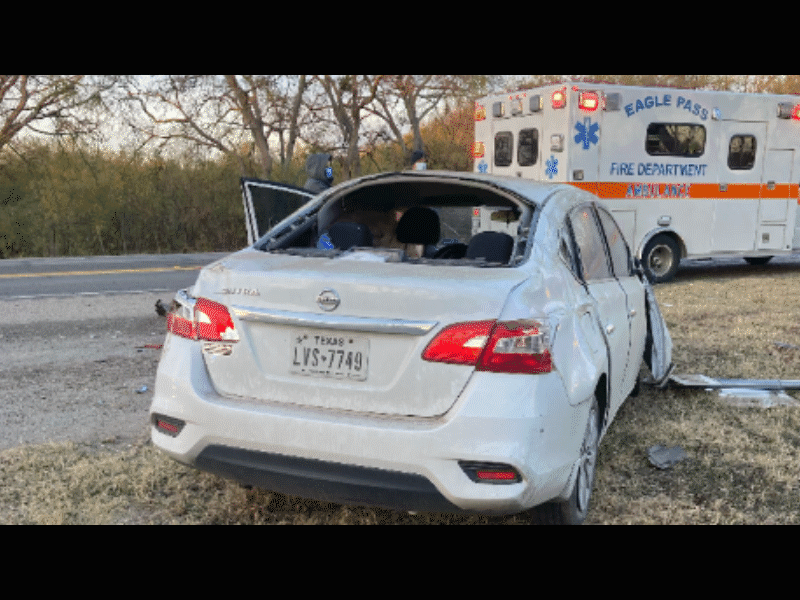 Mujer de Eagle Pass destrozó su vehículo tras volcarse sobre la carretera 277 