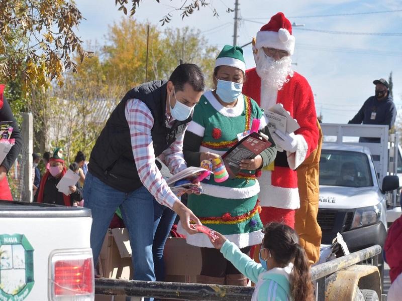 Entrega Sergio Vel&aacute;zquez dulces y juguetes a ni&ntilde;os en colonias de Nava