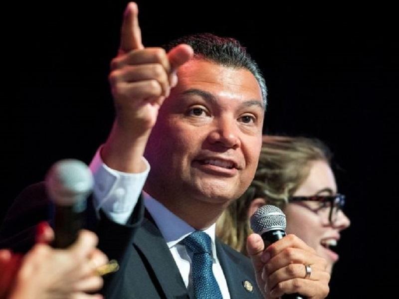 &Aacute;lex Padilla se convierte en el primer senador latino de California, reemplaza a Kamala Harris