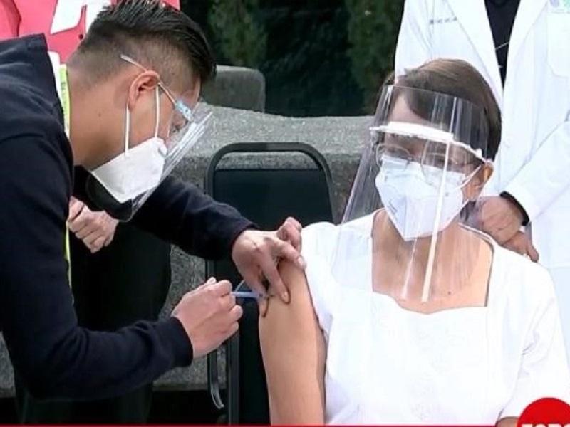 Aplican primera vacuna COVID-19 en México; una enfermera la primera en recibirla
