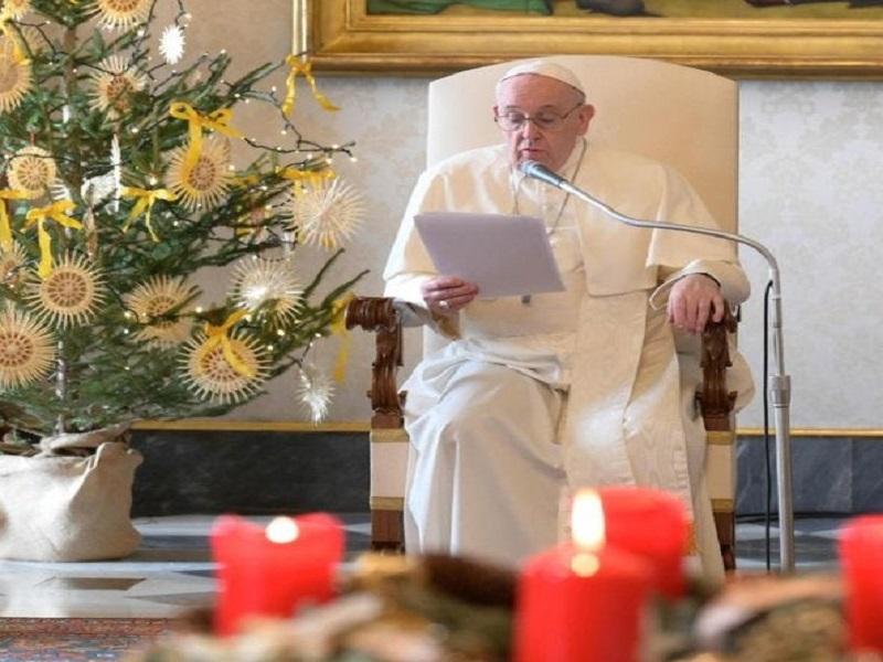 El papa celebra la Misa del Gallo más solitaria en medio del toque de queda en Italia