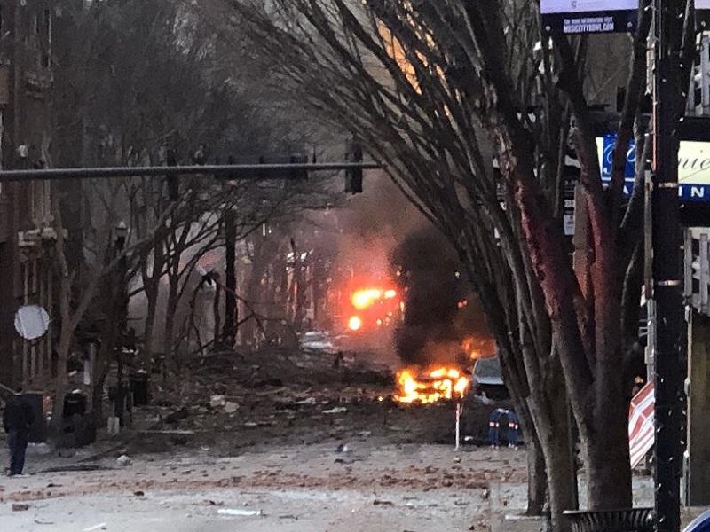 Explosión de vehículo en Nashville deja 3 heridos y daña varios edificios (video)