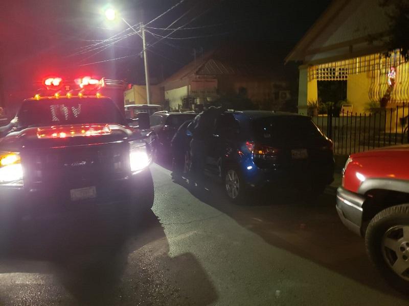Bomberos rescatan a beb&eacute; atrapada en una camioneta 
