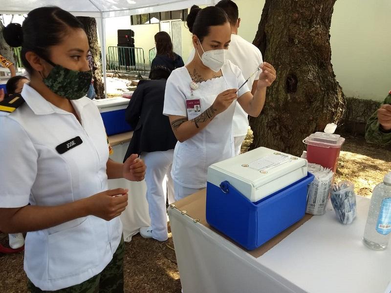 Inician aplicación de vacuna a personal de salud del Operativo Chapultepec