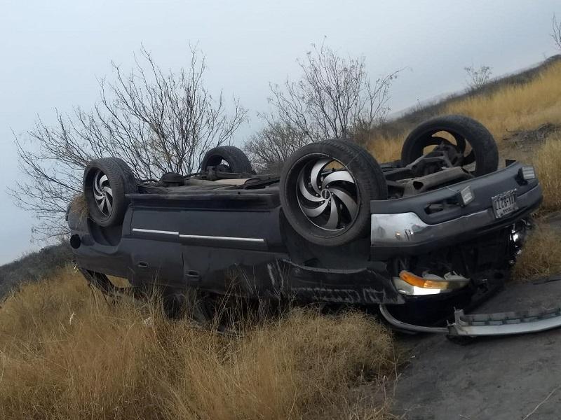Hombre dormita al volante y sufre volcadura en la carretera 57 en el tramo Piedras Negras-Nava