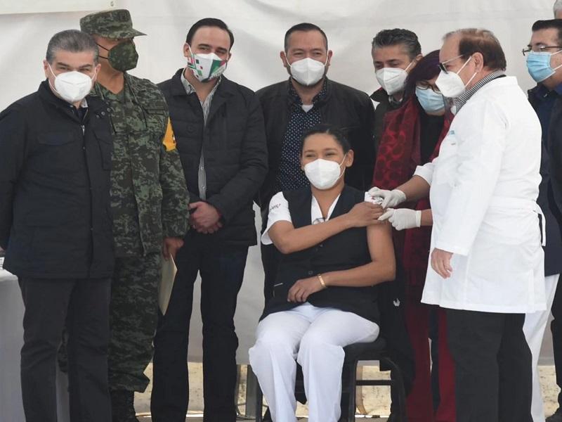 Aplican primera vacuna contra COVID-19 en Coahuila a una enfermera de Saltillo