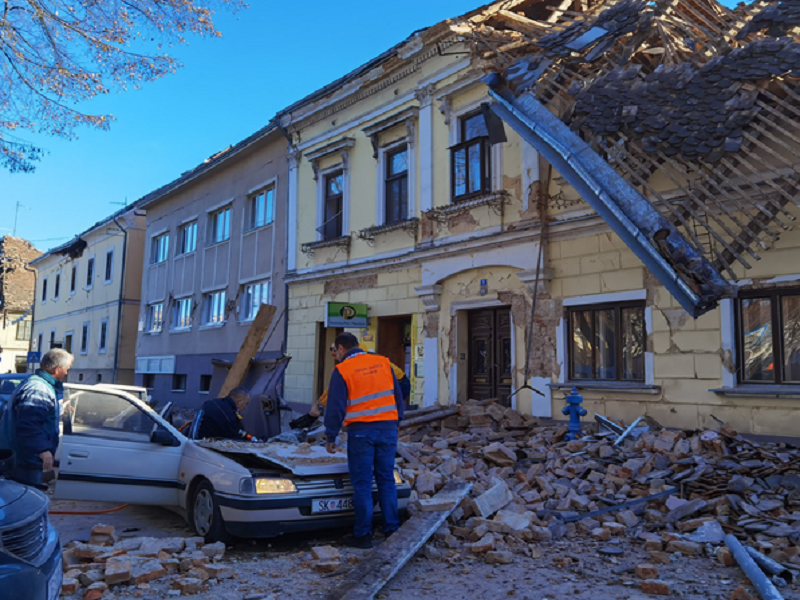 Muertos, derrumbe de edificios y pánico deja fuerte sismo de magnitud 6.4 en el centro de Croacia (VIDEO)