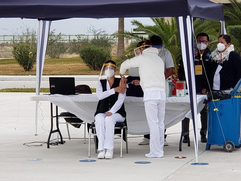 No tengan miedo, no pasa nada, vac&uacute;nense, pide enfermera que recibi&oacute; la primera dosis contra el COVID