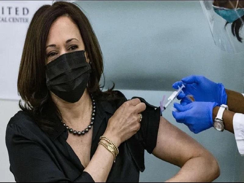 Kamala Harris recibe en p&uacute;blico la vacuna contra el coronavirus