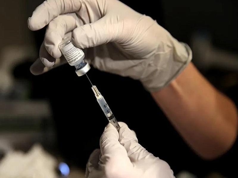 Enfermero de California dio positivo a COVID-19 después de ser vacunado