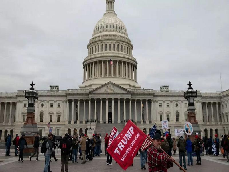 Congreso de EU suspende sesi&oacute;n por enfrentamientos entre polic&iacute;as y simpatizantes de Trump