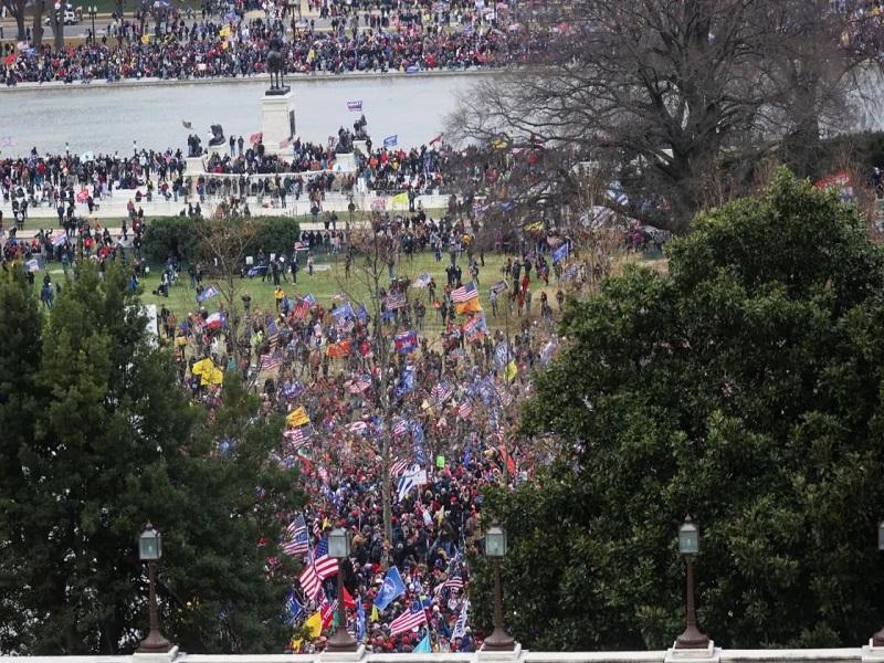 Cierran Capitolio de EU tras violentas protestas de simpatizantes de Trump; balean a una mujer