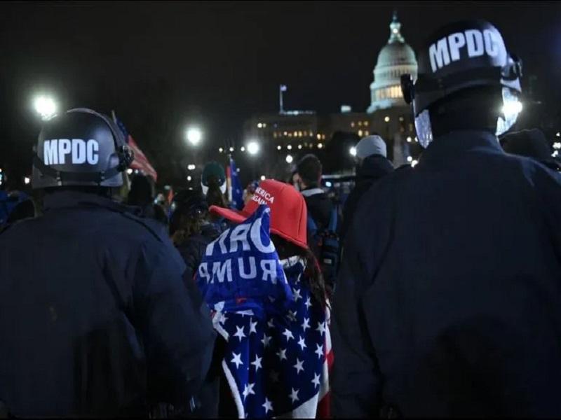 Exigen destituci&oacute;n de Trump tras caos en Washington