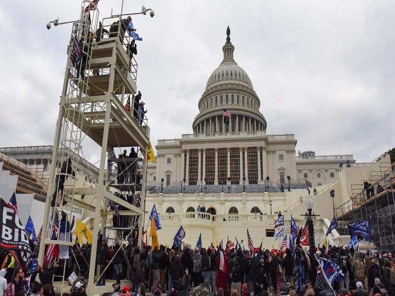 Renuncian tres funcionarias del gobierno de Trump tras violencia en Washington