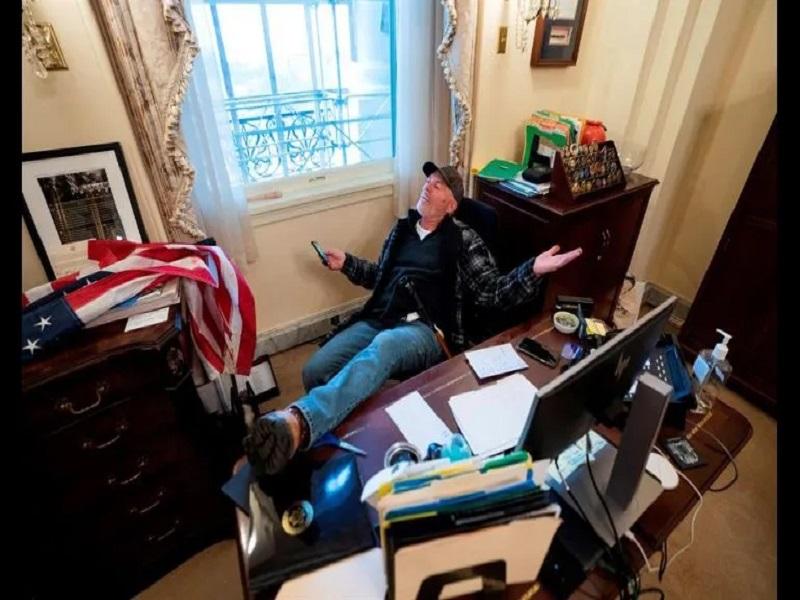 El FBI arrestó a hombre fotografiado en escritorio de Pelosi durante disturbios en el Capitolio