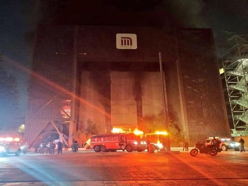 Se registra incendio en centro de control del Metro; reportan una policía muerta, se arrojó del cuarto piso (video)