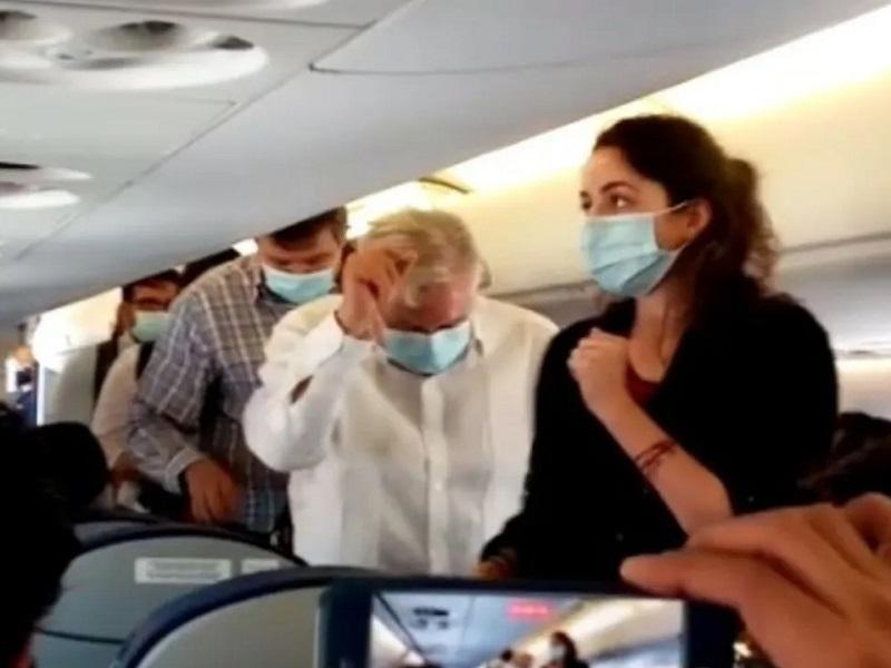 Mujeres gritan porras a AMLO al subir a avión de pasajeros (video)