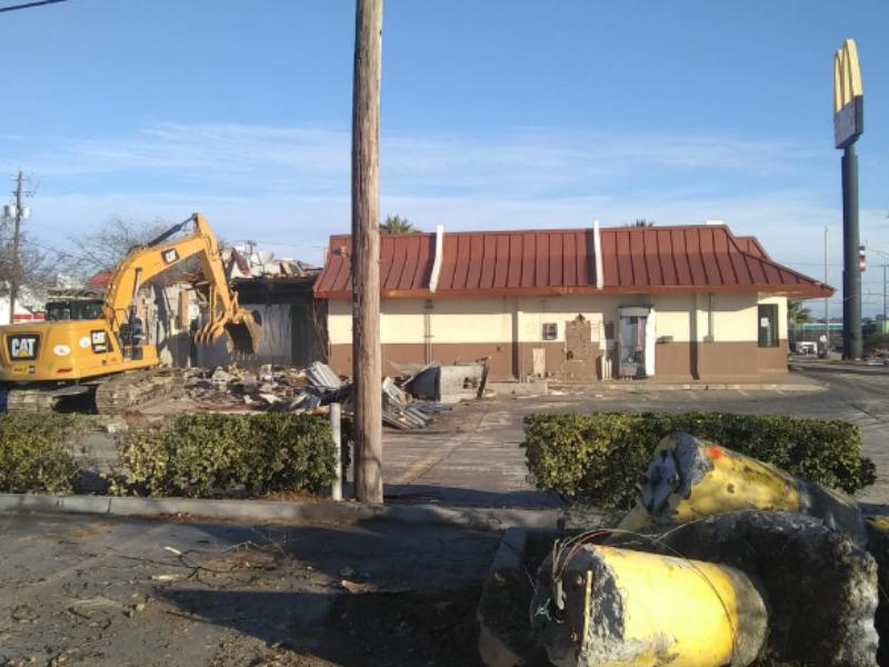 Derribaron el edificio del McDonalds de la calle Main de Eagle Pass, inversionistas construir&aacute;n uno nuevo