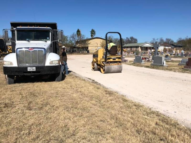 Aprueban inversi&oacute;n de 105 mil d&oacute;lares para pavimentar calles del pante&oacute;n del condado de Maverick (video)
