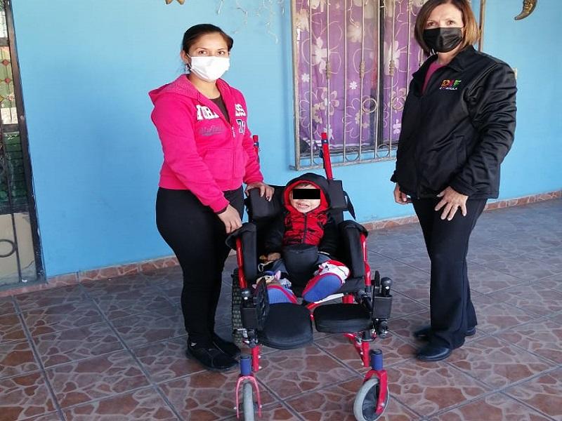 Entrega DIF Coahuila silla de ruedas a niño con parálisis cerebral