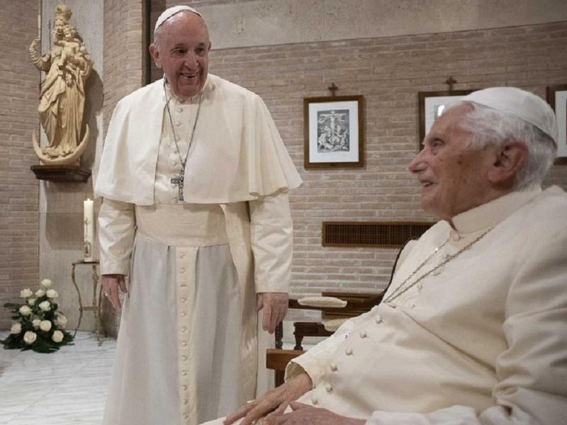 Recibe la vacuna contra el COVID-19 el Papa Francisco en El Vaticano