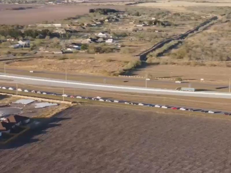 Se formaron enormes filas en Brownsville para recibir los vales para la vacuna antiCovid (VIDEO)