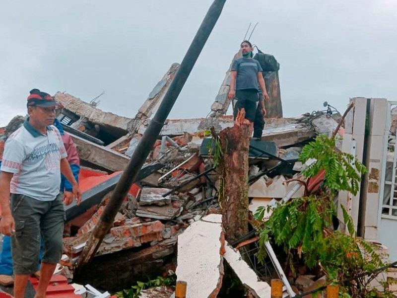 Fuerte terremoto en Indonesia deja 34 muertos y m&aacute;s de 600 heridos