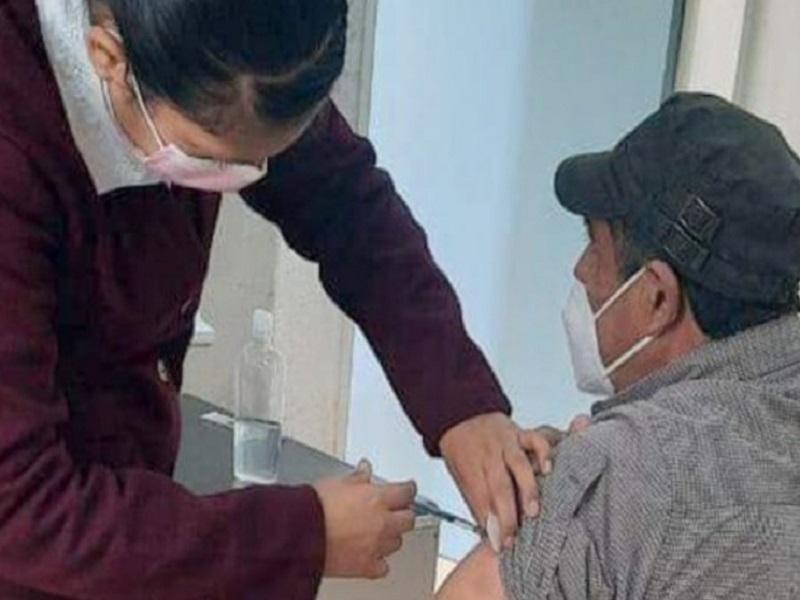 Diputado se vacuna contra Covid-19 en ISSSTE de Piedras Negras, indigna a personal de salud