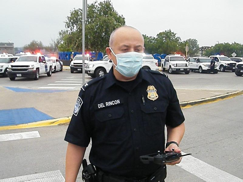 Agentes de Aduana extreman precauciones en revisi&oacute;n de viajeros para evitar contagios de COVID-19