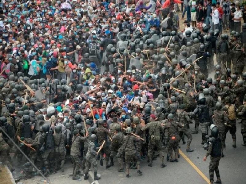 Guatemala reprende con palos y gas lacrimógeno a caravana de migrantes que busca llegar a México y luego a EU (video)