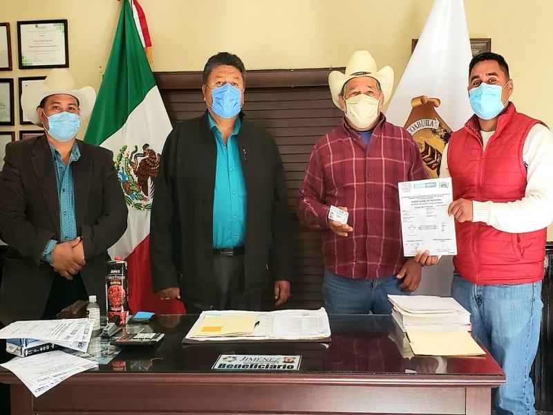 Entrega alcalde de Jiménez certificados de fierro de herrar y señal de sangre para ganado
